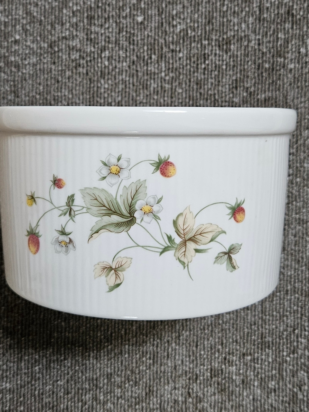 Royal Doulton Fine China Strawberry Cream Souffle Dish TC 1118